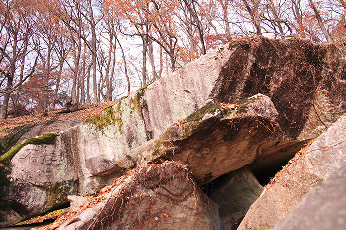  

The 'floating stone' of Buseoksa is located behind Muryangsujeon Hall.
